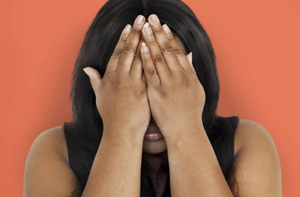 Африканская женщина закрывает лицо руками — стоковое фото