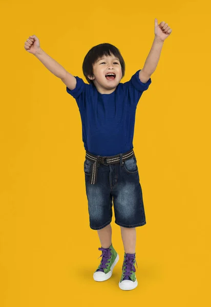 Азіатський хлопчик з піднятими руками — стокове фото