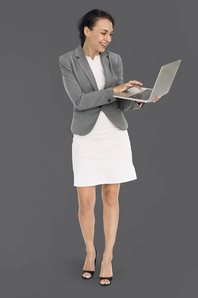 Bizneswoman Praca na laptopie — Zdjęcie stockowe