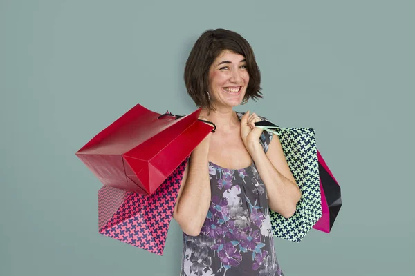 Γυναίκα που κρατάει τσάντες για ψώνια — Φωτογραφία Αρχείου