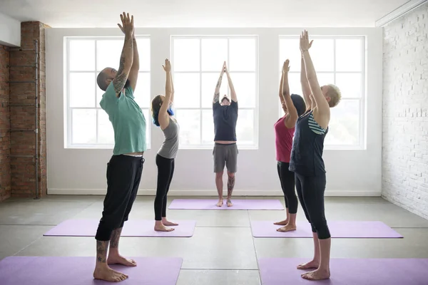 Människor som gör yoga praxis — Stockfoto