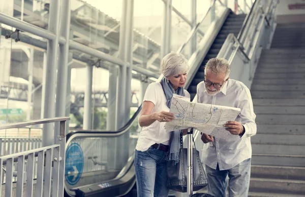 Paar schaut auf Karte — Stockfoto