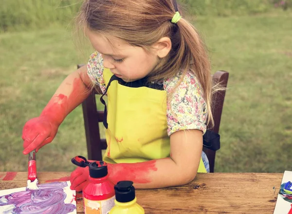 Dziecko, nauka malowania — Zdjęcie stockowe
