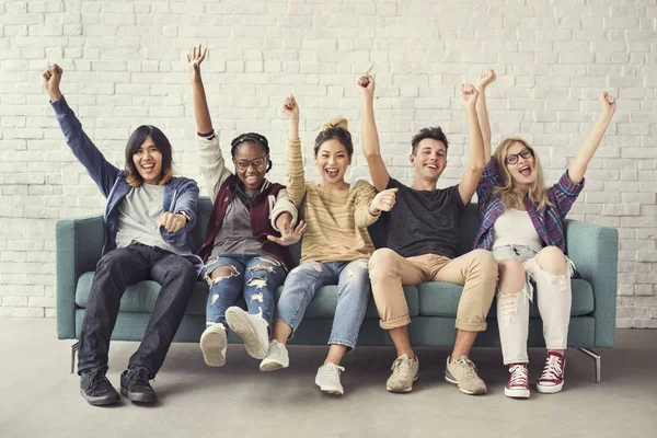 Studenter som kramas tillsammans — Stockfoto