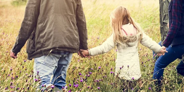 Familie wandelen op het veld — Stockfoto