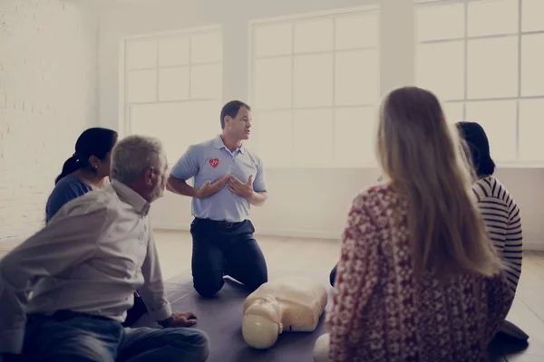 Pessoas aprendendo treinamento de primeiros socorros em RCP — Fotografia de Stock