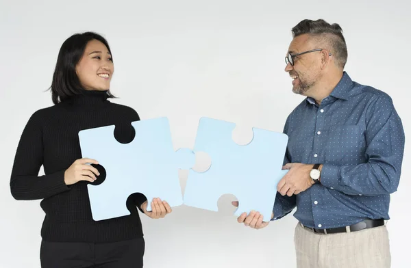 Homme et femme tenant des pièces de puzzle — Photo