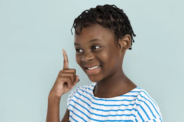 Africano menina apontando dedo para cima — Fotografia de Stock