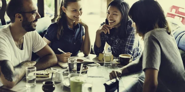 Personas tomando café — Foto de Stock