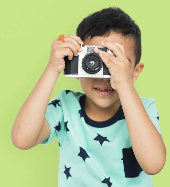 Jongen poseren met fotocamera — Stockfoto