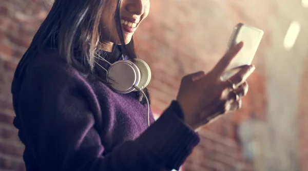 Junge Frau nutzt Smartphone — Stockfoto