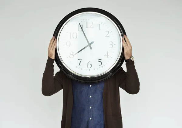 Hombre sosteniendo reloj — Foto de Stock