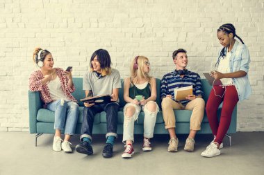 Dijital cihazlar kullanan öğrenciler 