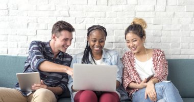 öğrenciler dizüstü bilgisayar kullanıyor