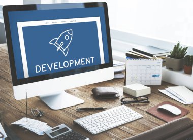 bilgisayar monitöründe ofis masaları