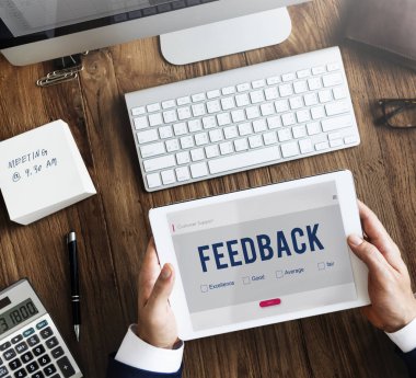 iş kişi dijital tablet kullanma