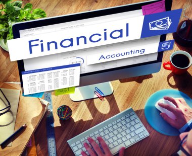 Bilgisayar kullanan bir iş adamı 