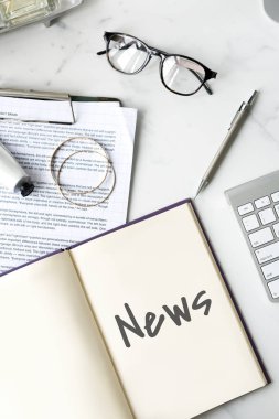 çalışma alanı tablosu ile açık kitap