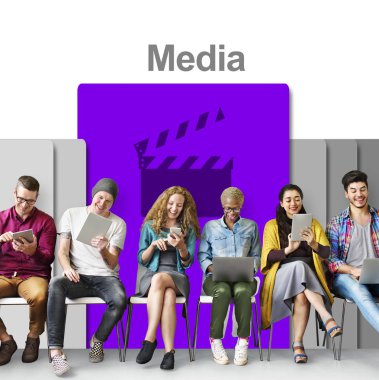 Dijital aygıtlar kullanan insanlar