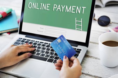 Dizüstü bilgisayarda yazan kadın klavyesi