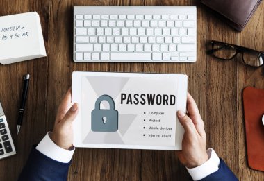 iş kişi dijital tablet kullanma