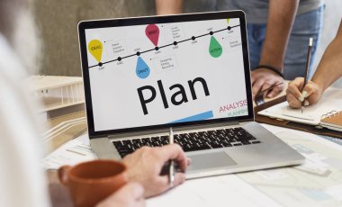 dizüstü bilgisayarda çalışan mimar