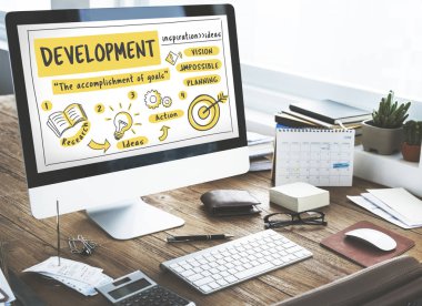 bilgisayar monitöründe ofis masaları