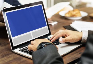 tipik dizüstü klavye üzerinde iş adamı