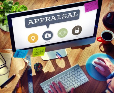 Bilgisayar kullanan bir iş adamı 