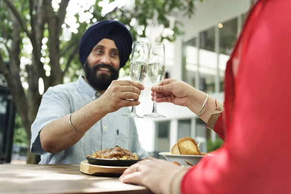 Pareja india cenando juntos —  Fotos de Stock