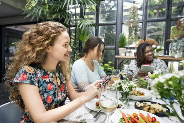 Mujeres cenando juntas —  Fotos de Stock