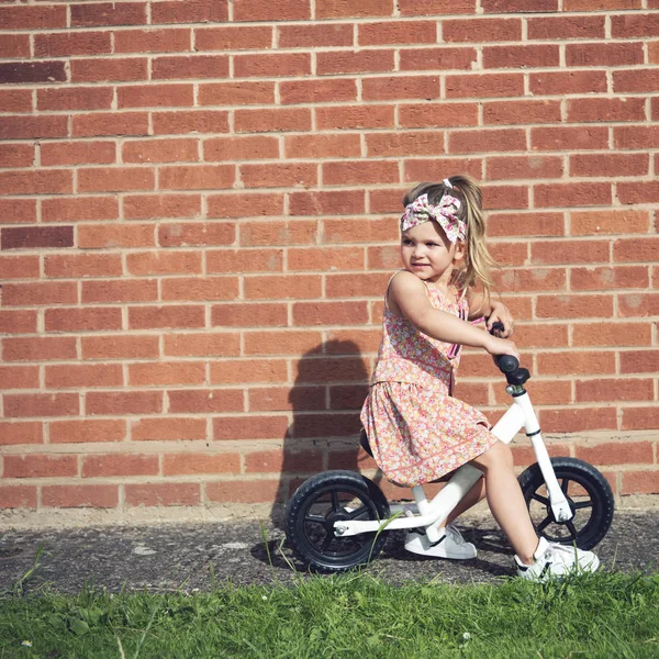 Modische Mädchen Fahrrad fahren — Stockfoto