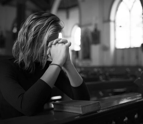 Woman Prying in Church — Stock Photo, Image