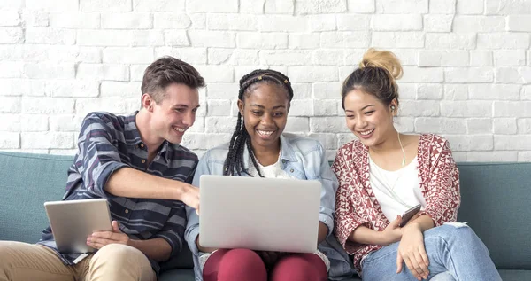 öğrenciler dizüstü bilgisayar kullanıyor