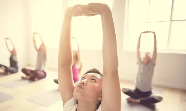 Människor gör joga — Stockfoto