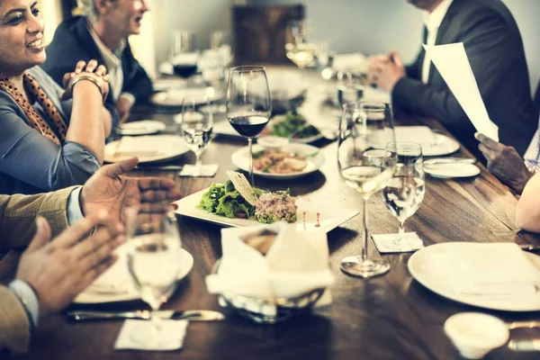 Menschen speisen im Restaurant — Stockfoto