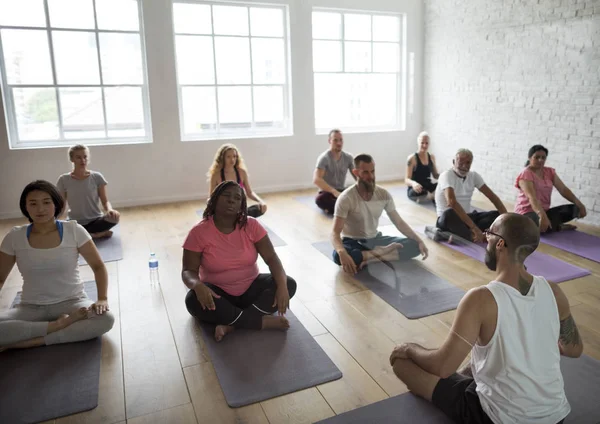 Joga yapan insanlar — Stok fotoğraf