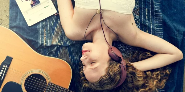 Femme écouter de la musique — Photo