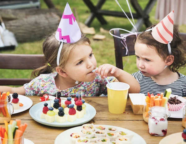 Enfants à la fête d'anniversaire — Photo