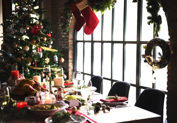Weihnachtsfeier und Tisch mit Mahlzeiten — Stockfoto