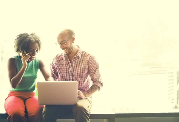 Mujer y hombre usando el ordenador portátil — Foto de Stock