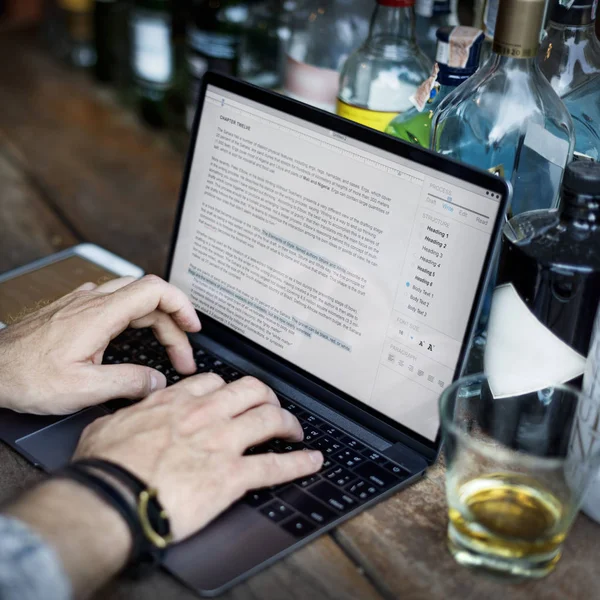Schreibkraft tippt am Laptop, — Stockfoto