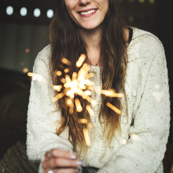 Mulher segurando fogos de artifício brilhantes — Fotografia de Stock