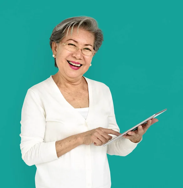 Mujer usando tableta digital —  Fotos de Stock