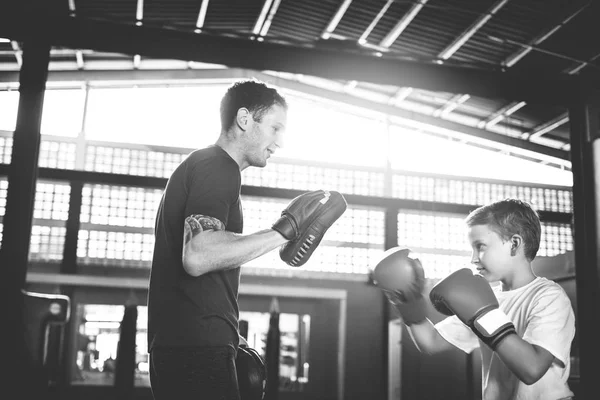 Garçon Entraînement à l'école sportive — Photo