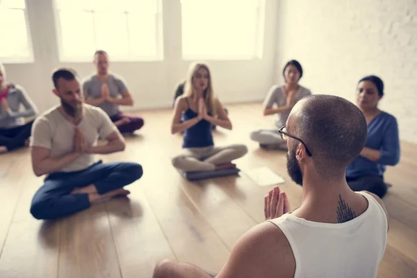 Gente haciendo joga — Foto de Stock