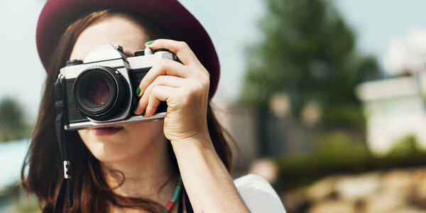 Девушка держит камеру
