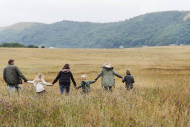 Aile tarlada yürüyor