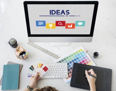 bilgisayarda çalışan tasarımcı