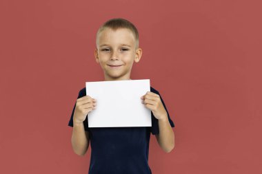 Küçük çocuk holding kağıt boş